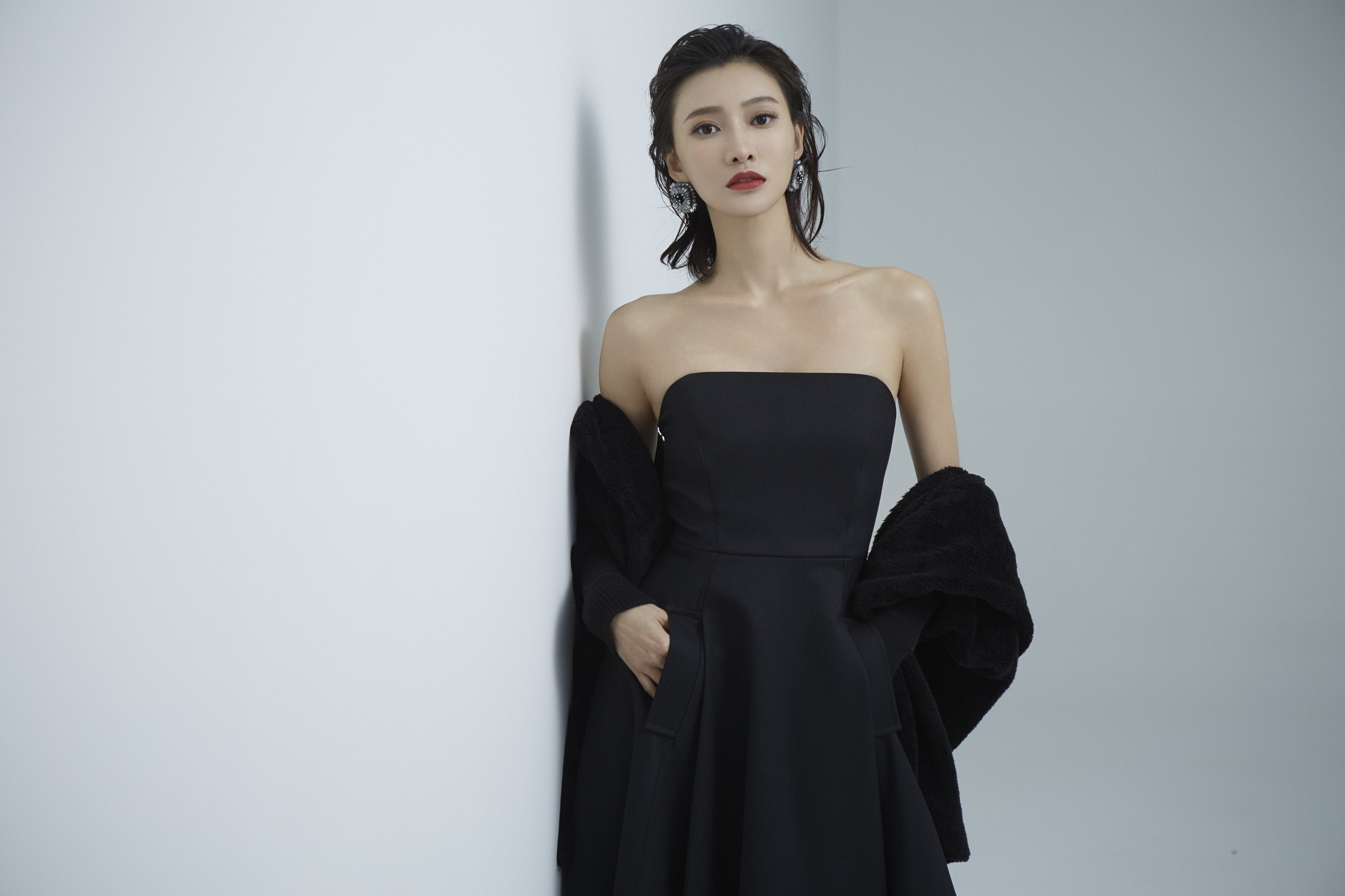 白洁少妇的简单介绍