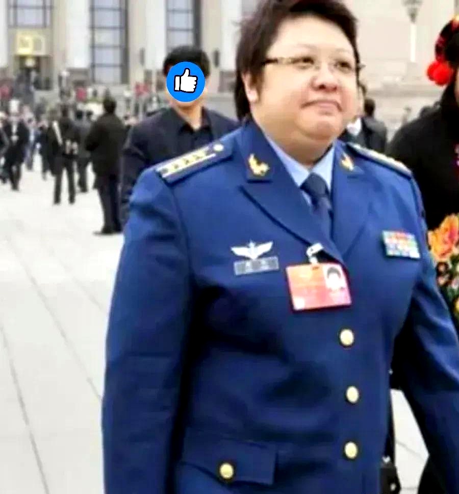 两杠四星是什么级别的军官(两杠四星是什么军衔,是师长吗)