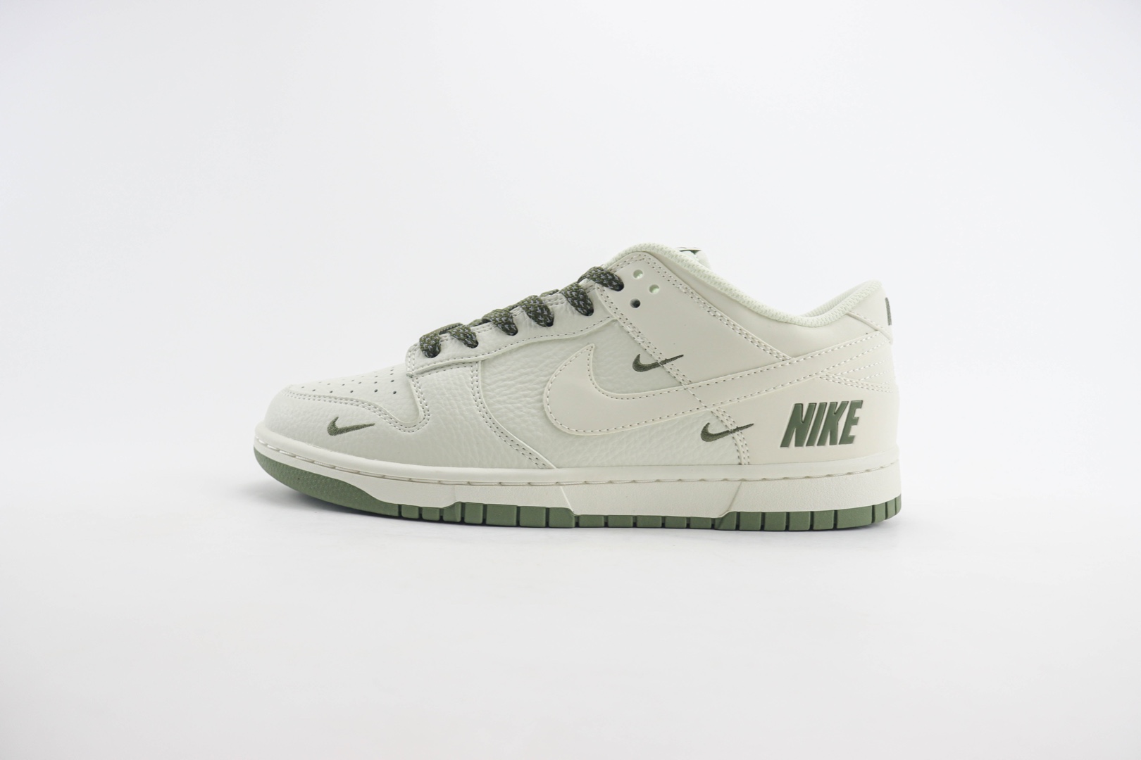 一个勾很像耐克的牌子(像个钩子的鞋不是nike) 一个勾很像耐克的牌子(像个钩子的鞋不是nike)