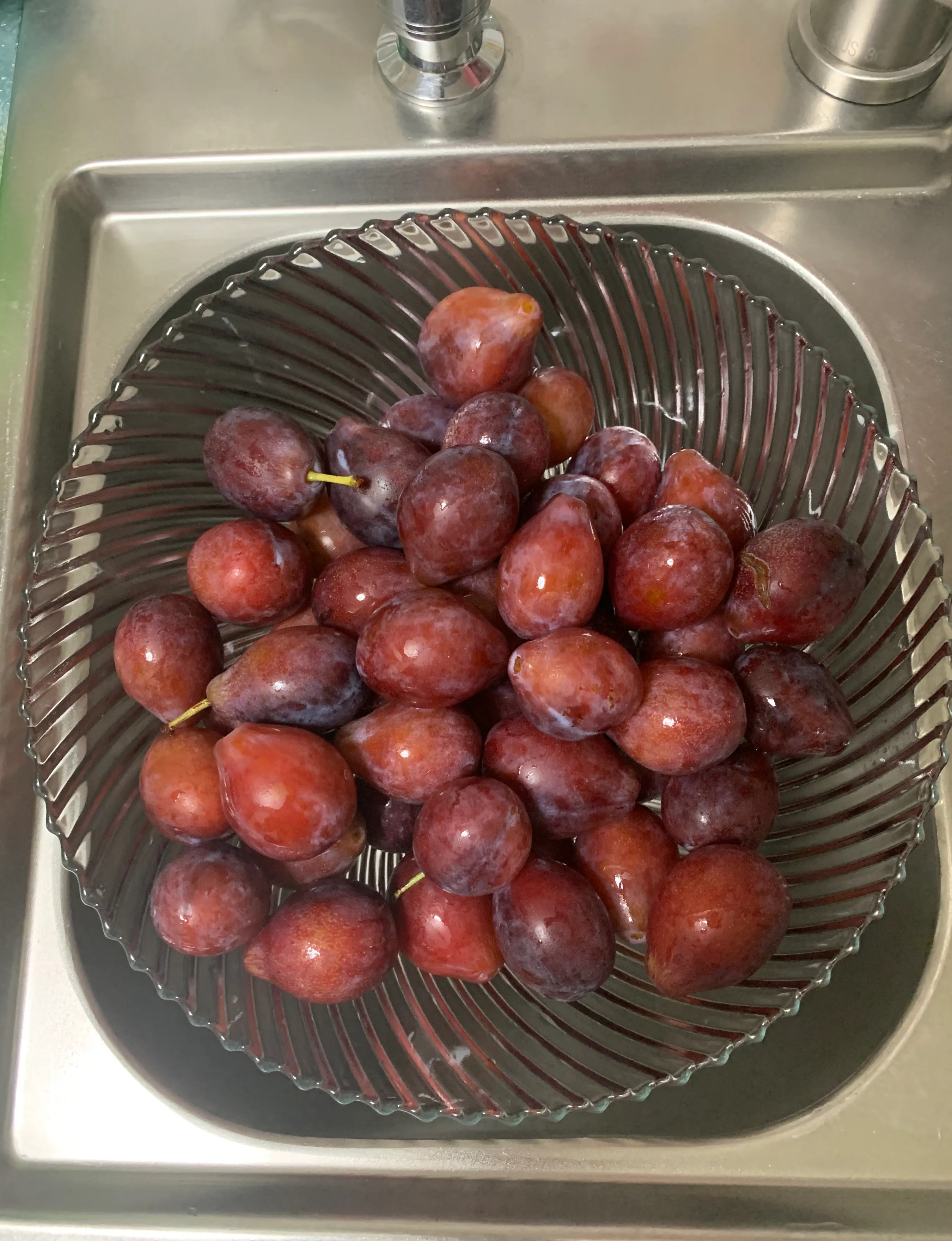 西梅怎么洗(西梅怎么洗才干净?需要用盐水泡吗?) 西梅怎么洗(西梅怎么洗才干净?需要用盐水泡吗?)