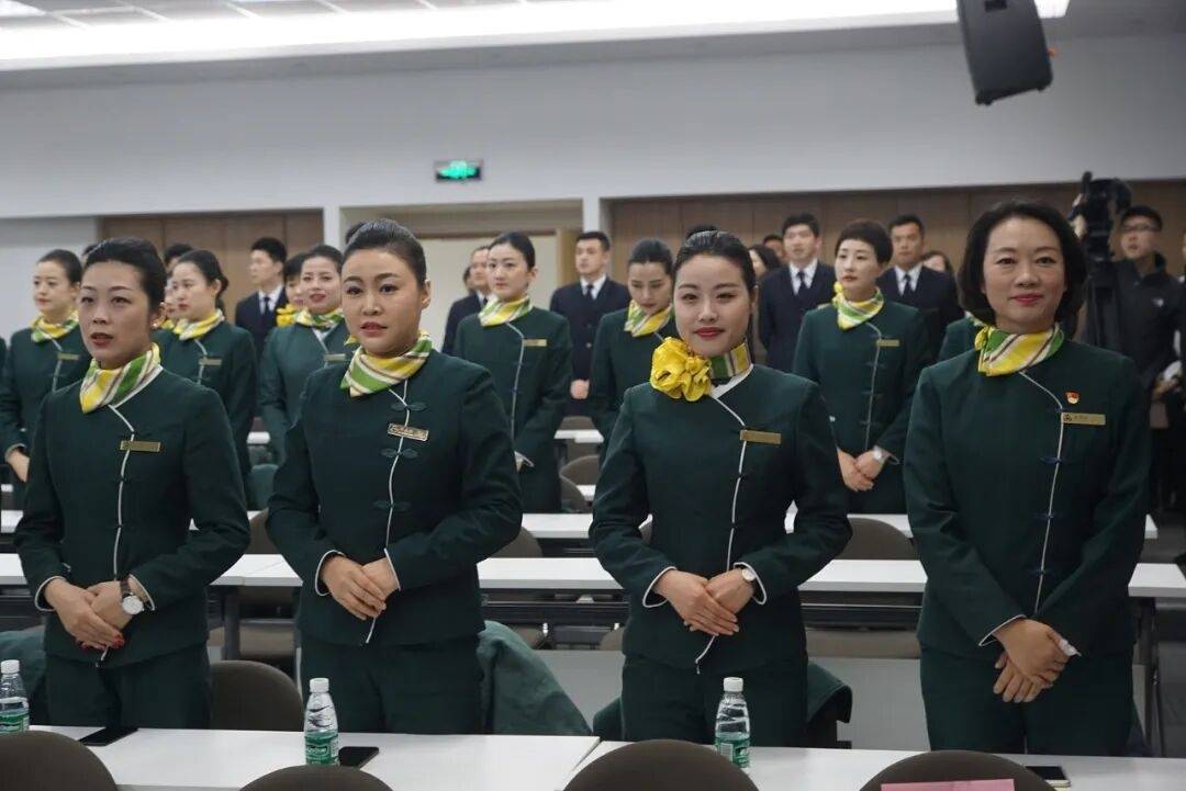 空姐年龄限制是多少岁(空姐年龄限制是多少岁左右)
